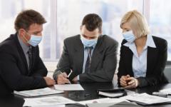 Офис служители с маски