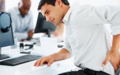 Офис служител с болки в гърба