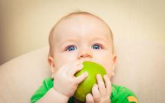 Дете отгризва ябълка
