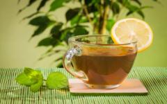 Чаша черен чай с резен лимон