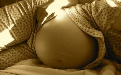 Бременността често предизвиква хемороиди и усложнява тяхното клинично протичане