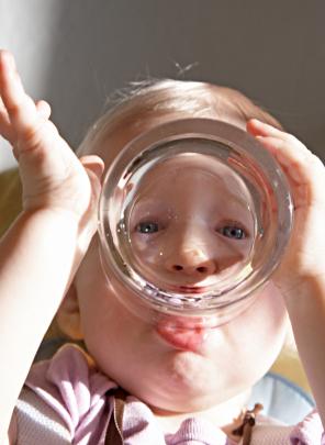 Знаете ли каква вода обича да пие вашето дете?