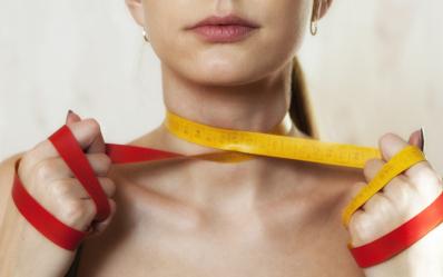 Анорексичната девойка се вижда безкрайно дебела и продължава да гладува