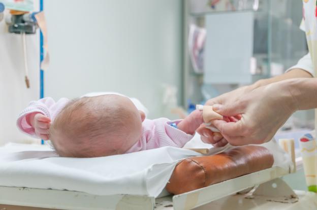 В случаите, когато е възможно и безопасно, се избягва превеждането на новороденото в неонатологичното интензивно отделение Новородено